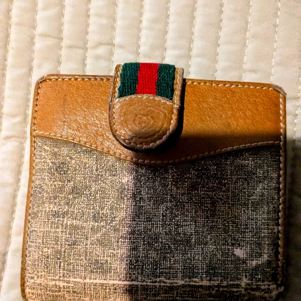 Gucci wallet with kiss lock